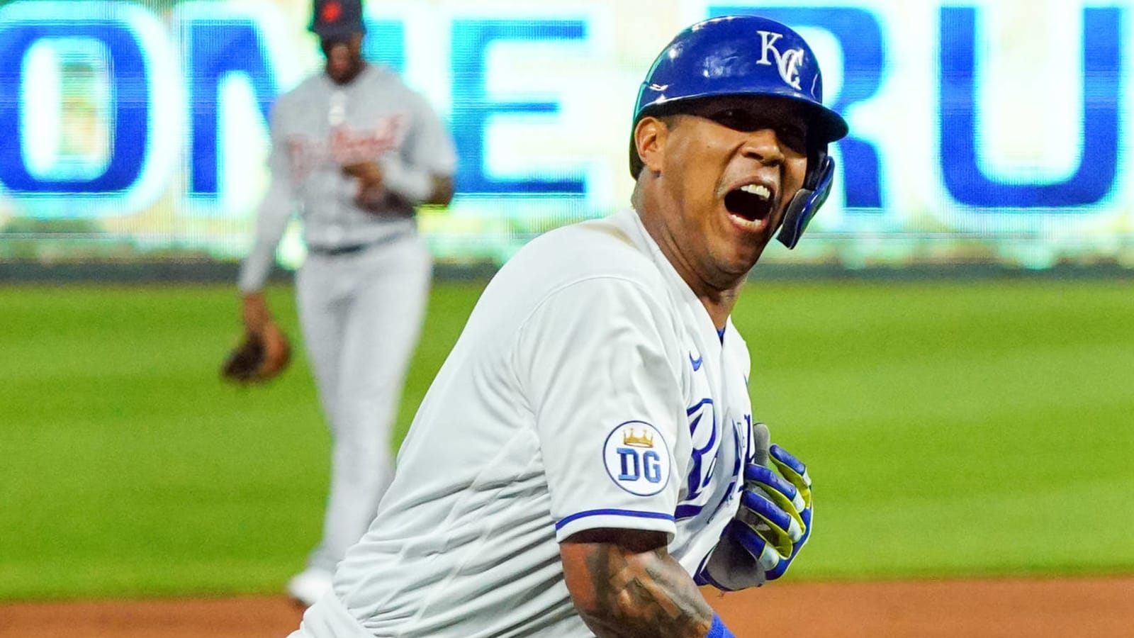 Salvador Perez, Royals agree to four-year, $82M extension