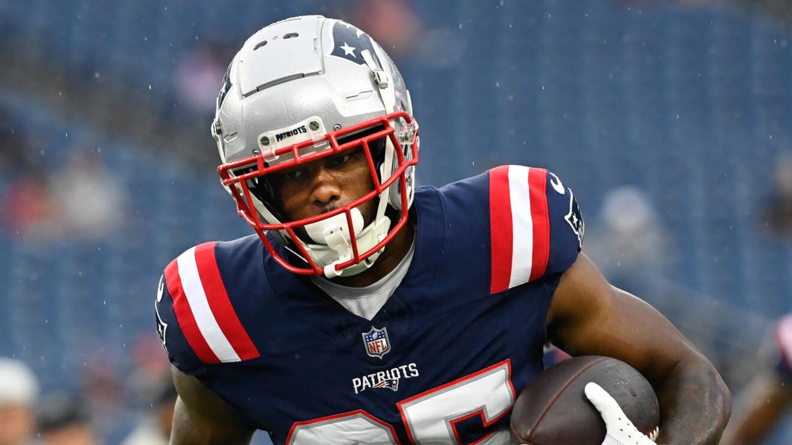 Browns add to RB depth in trade with Patriots