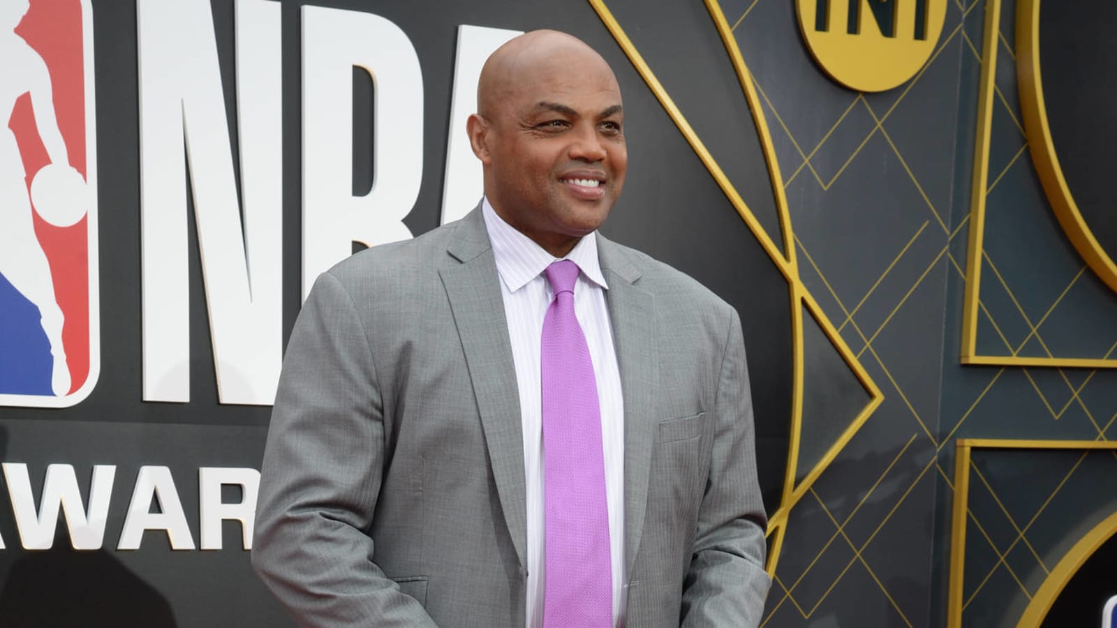 Charles Barkley breaks out broom, sweeps set after Blazers upset Lakers