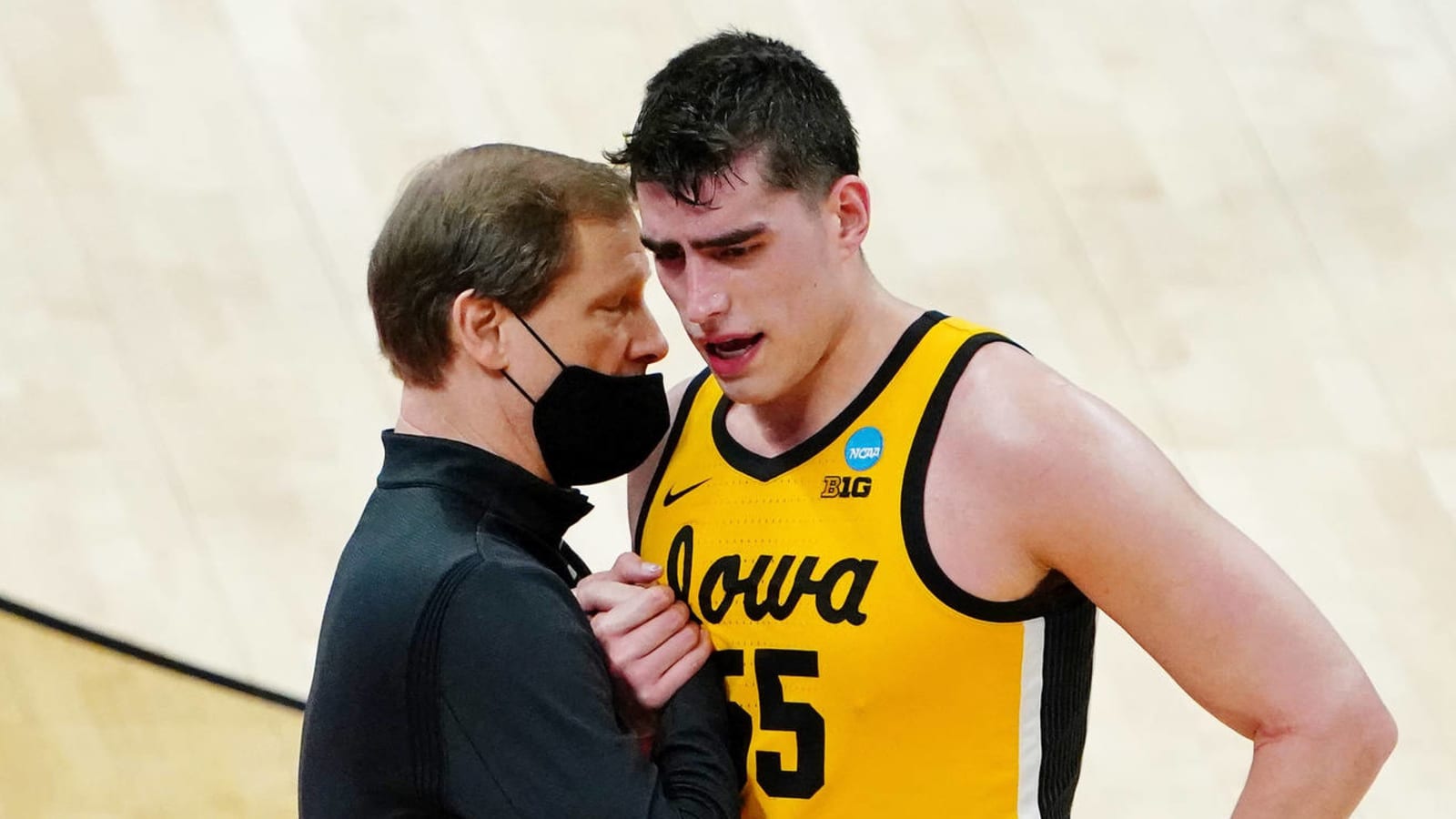 Luka Garza gets standing ovation after final game with Iowa