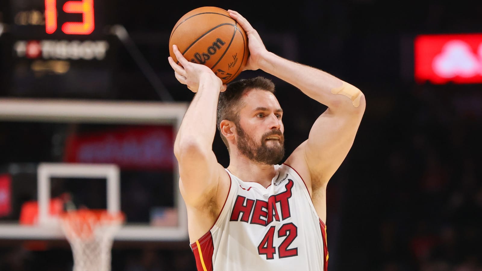 Heat keeping venerable veteran center on new contract