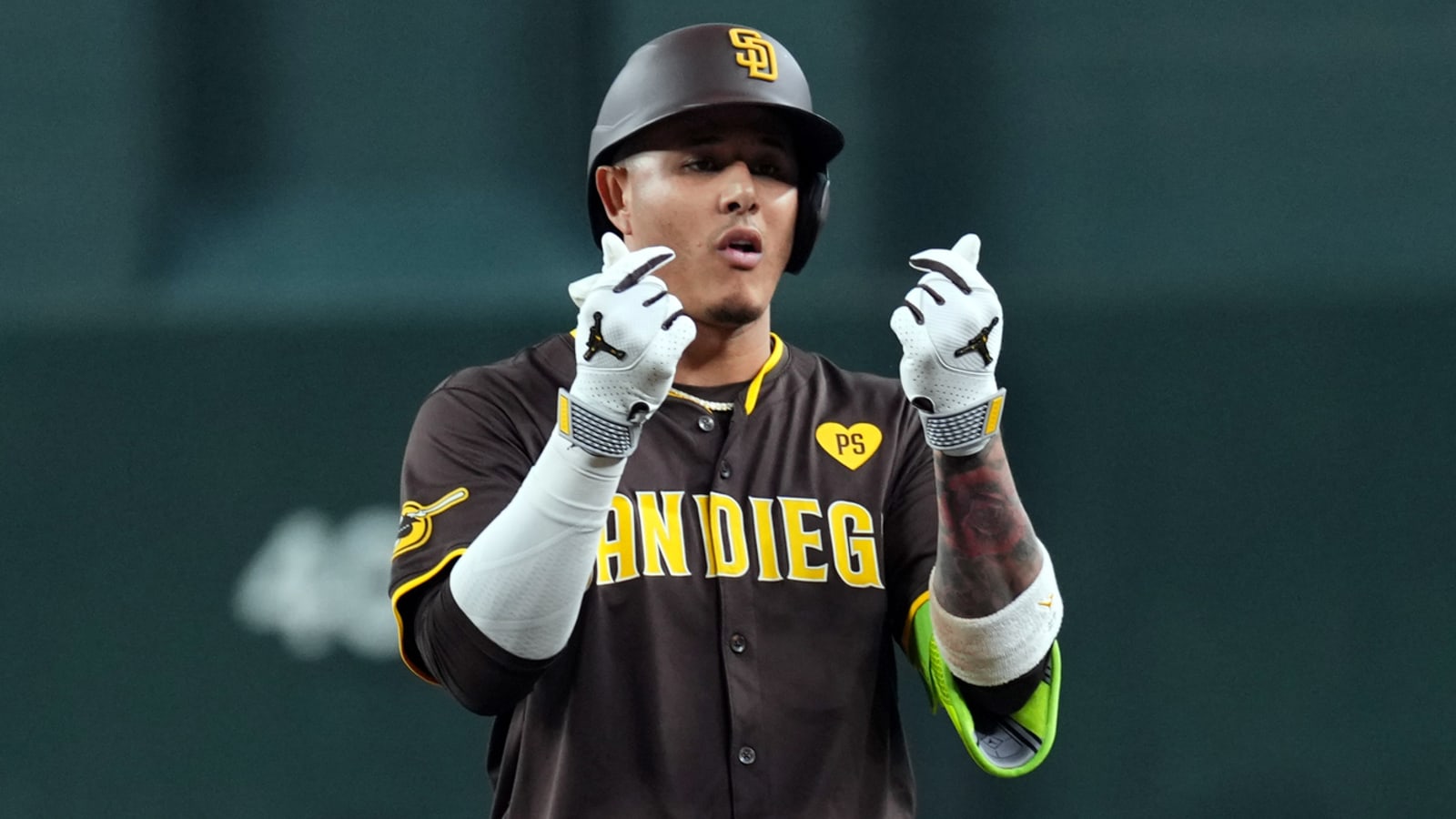 Watch: Dodgers burned by controversial Manny Machado maneuver