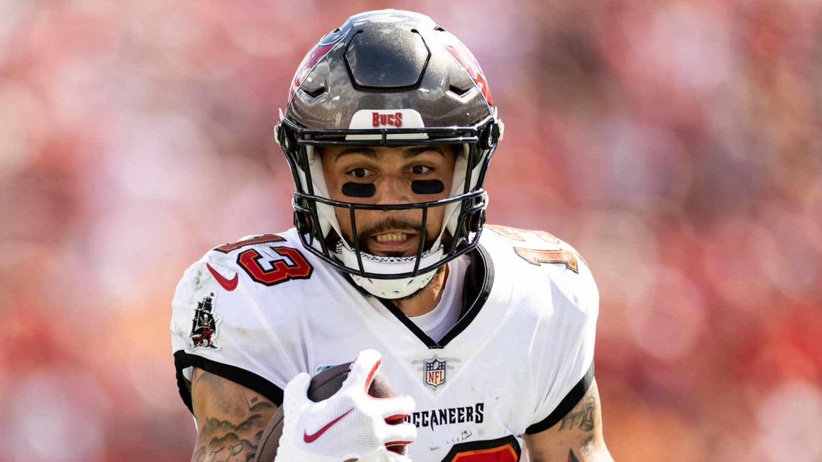 Buccaneers' Mike Evans denies giving referee autograph