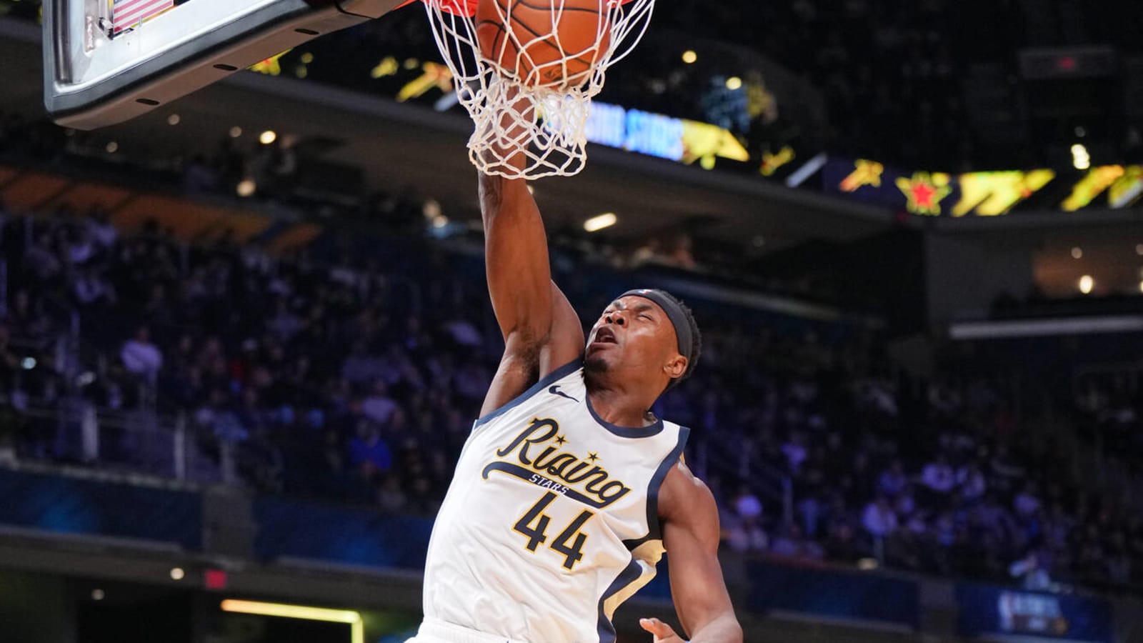 Oscar Tshiebwe dunks on Walker Kessler during NBA Rising Stars Challenge finale