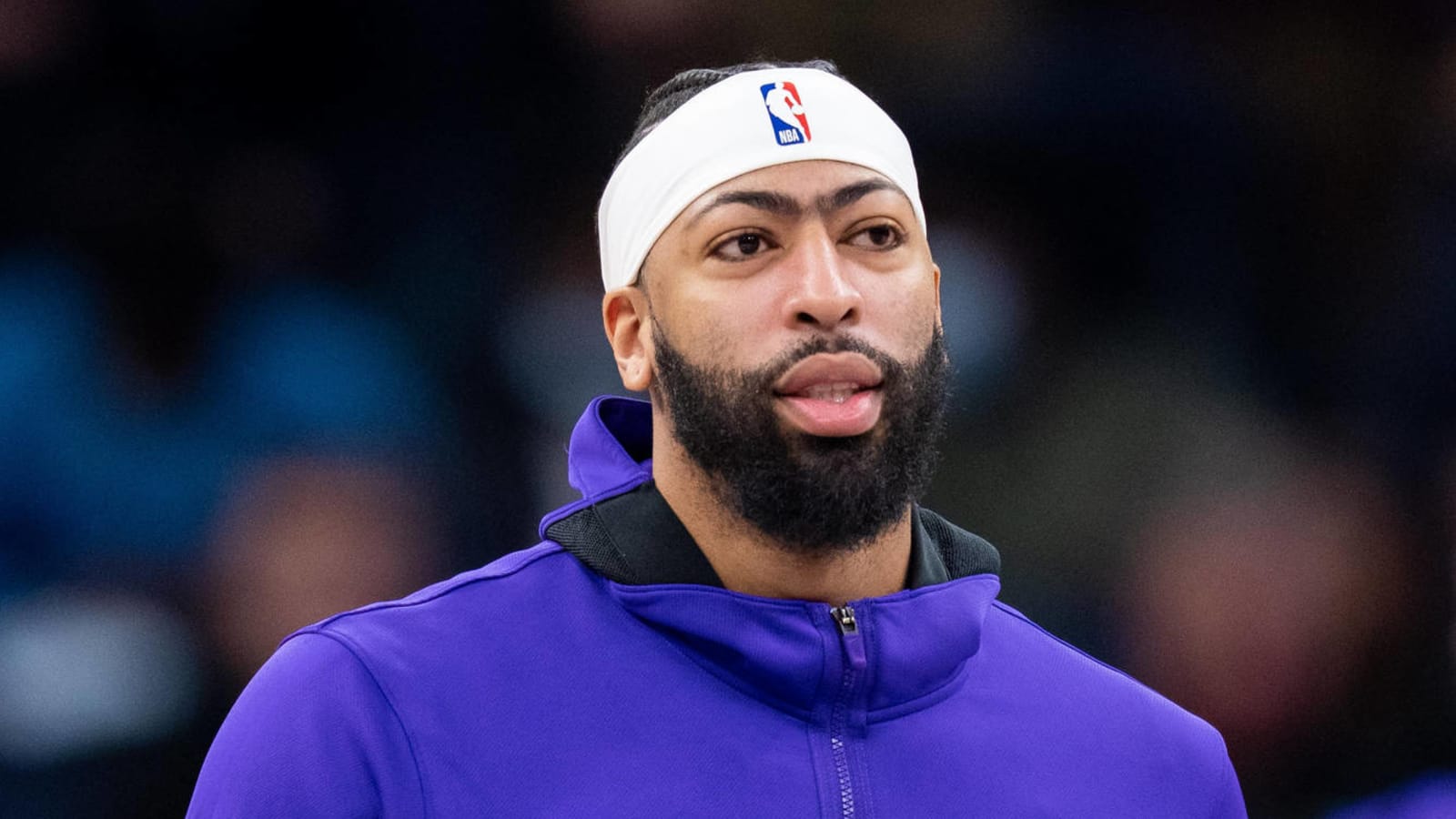 Anthony Davis heads to locker room after suffering ankle injury