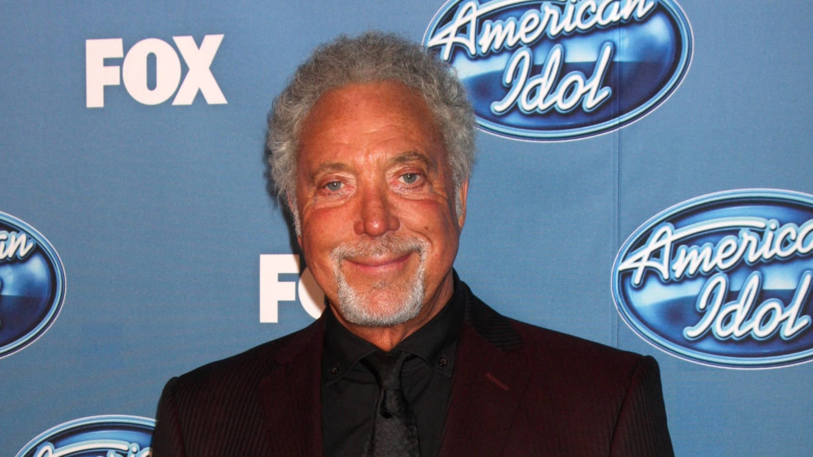 Tom Jones describes Elvis Presley once serenading him in a Las Vegas shower