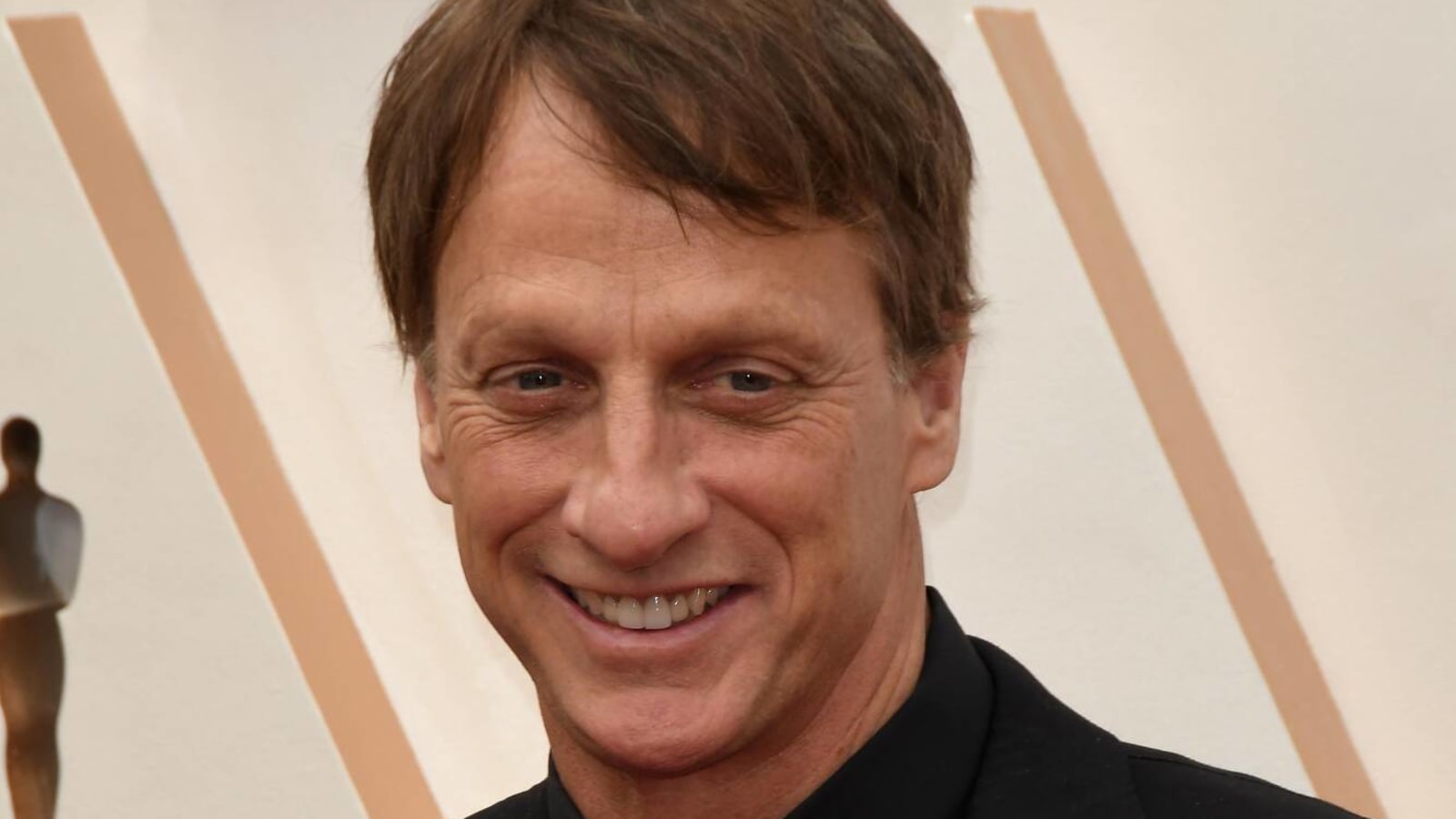 Skateboarding legend Tony Hawk suffers broken leg