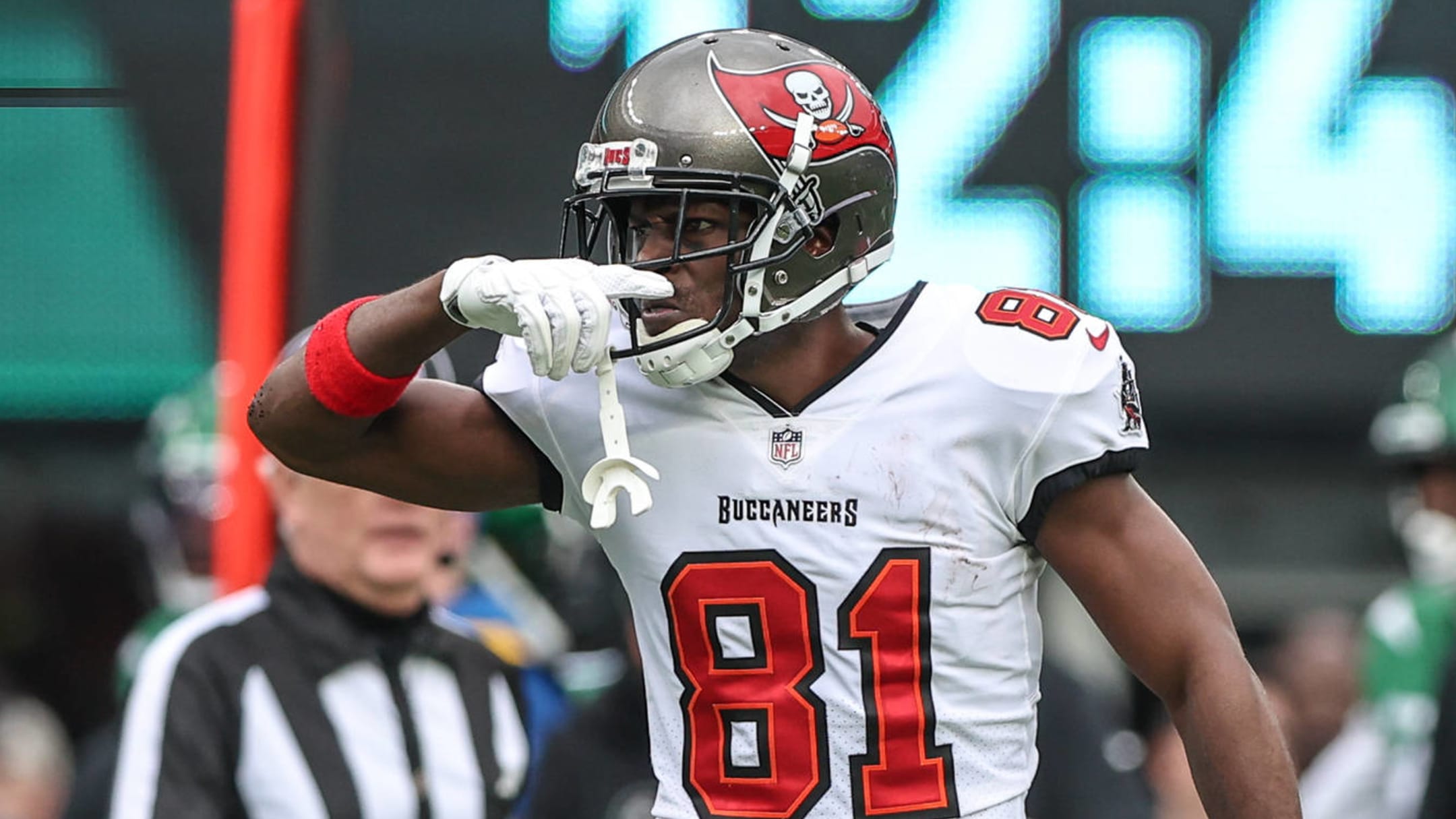 Antonio Brown bails on Bucs-Jets game