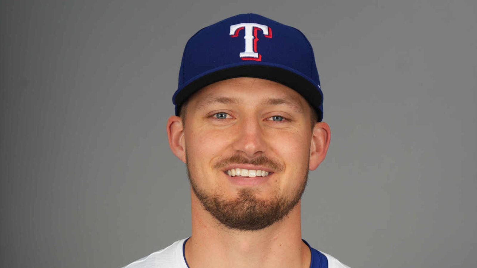 Brewers sign towering 6-foot-8 pitcher