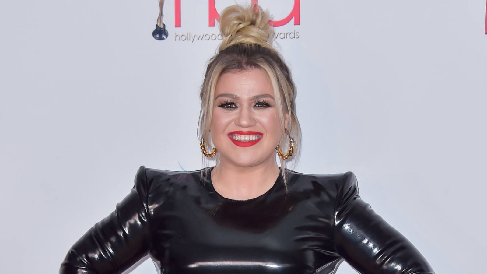 Kelly Clarkson announces Christmas special