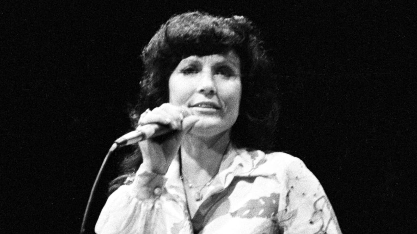 21 of country music's greatest voices
