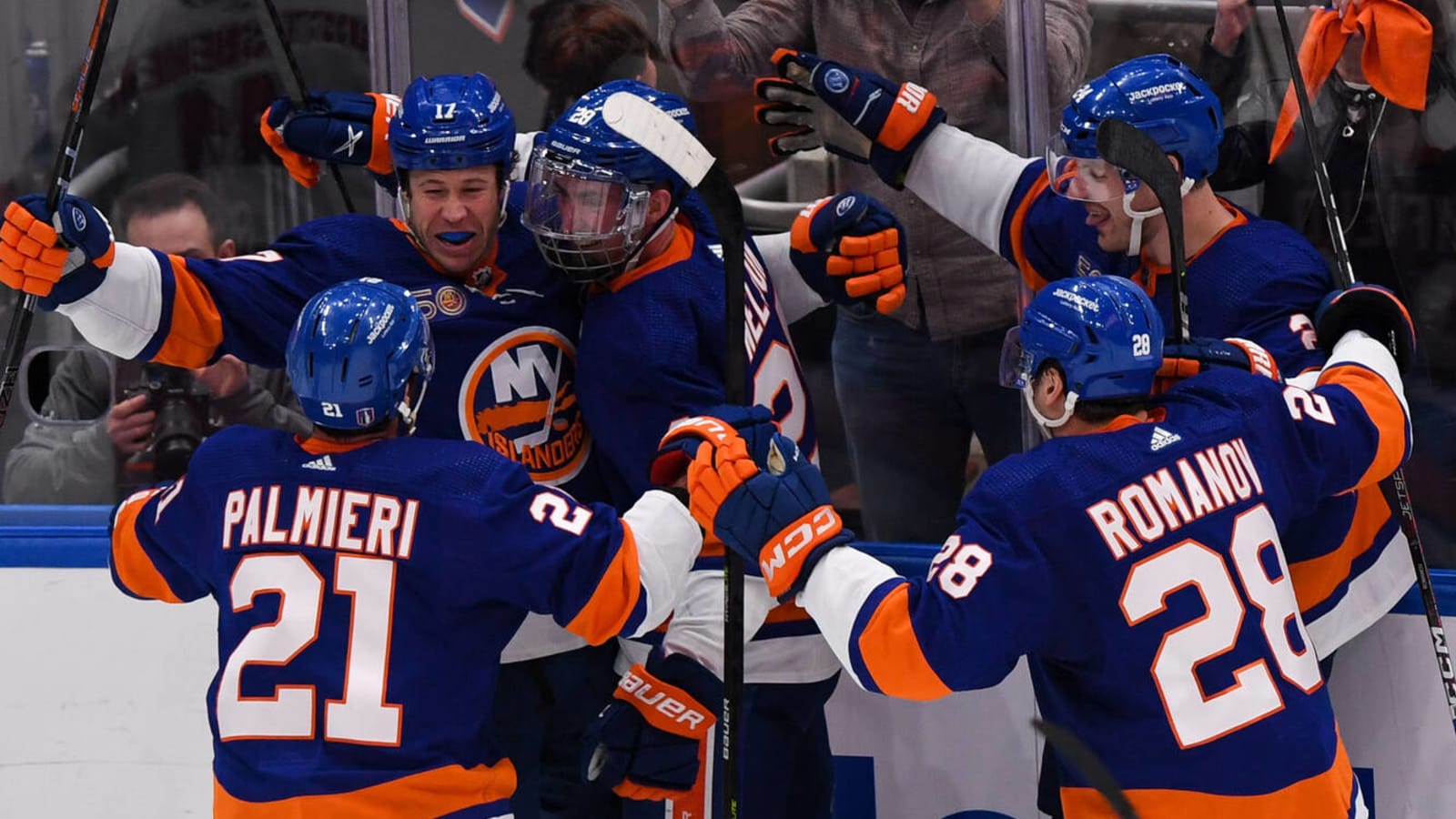 Late goal flurry helps Islanders break longstanding NHL mark