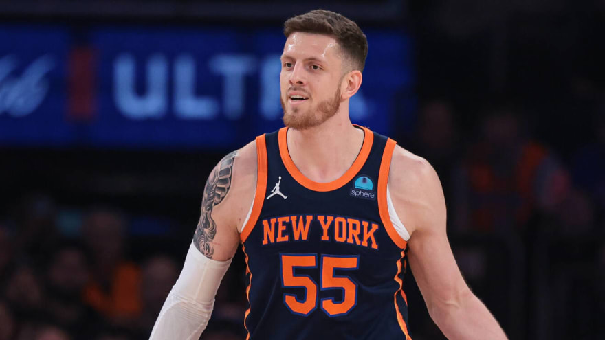 Retired NFL legend points out his striking resemblance to Knicks big man