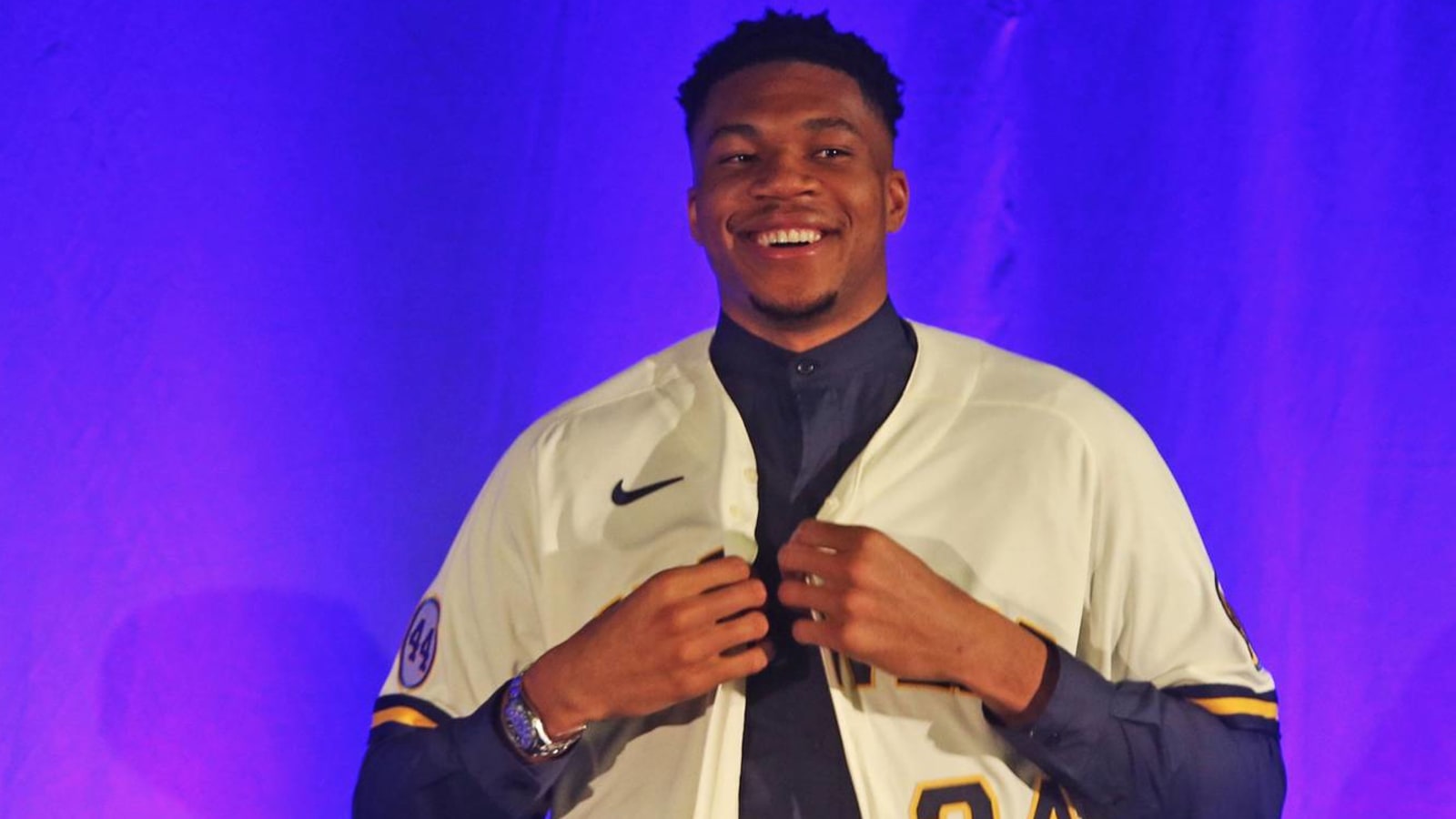 Giannis Antetokounmpo joins Brewers' ownership group