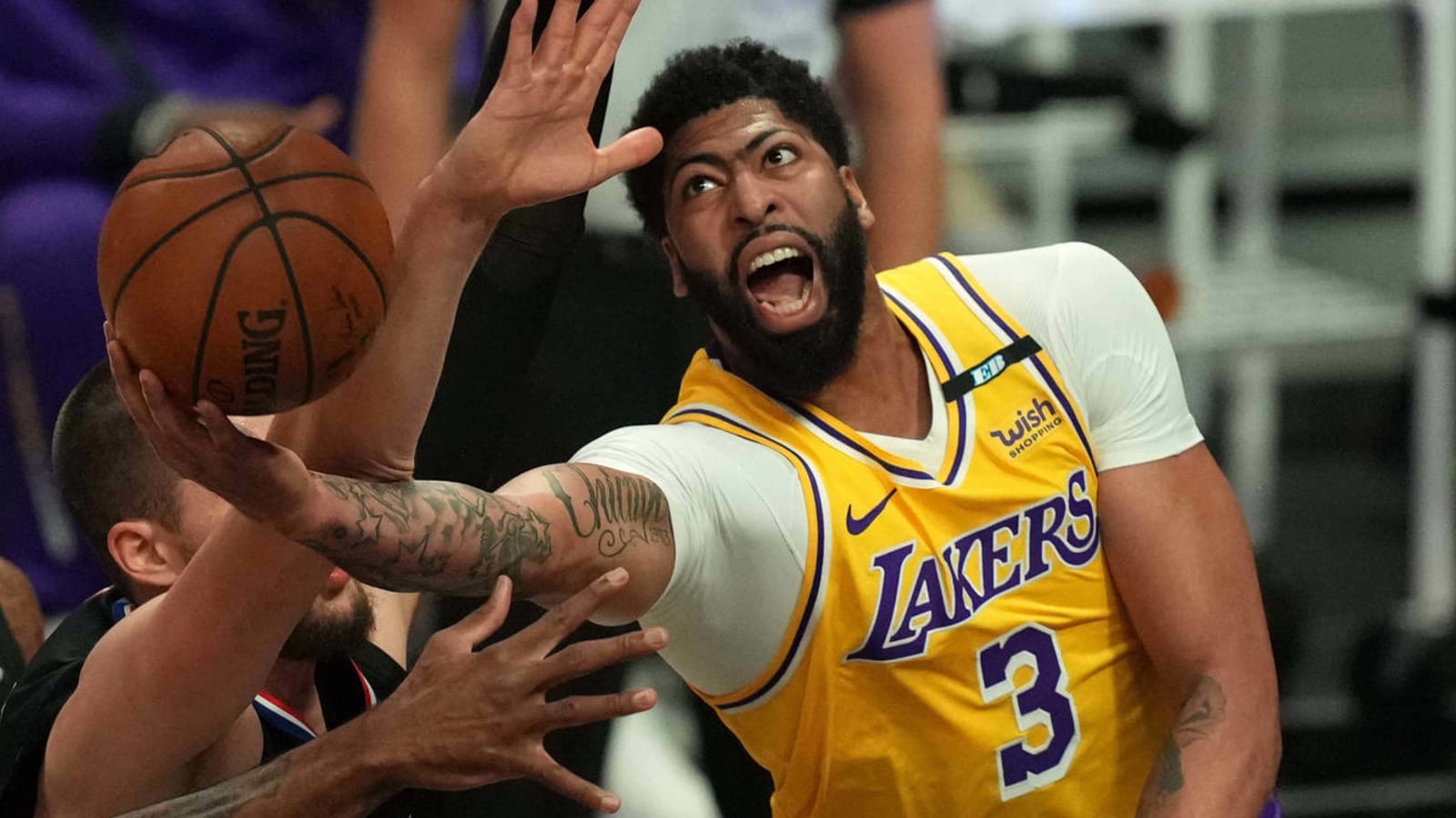 Lakers star Anthony Davis leaves game with ankle injury