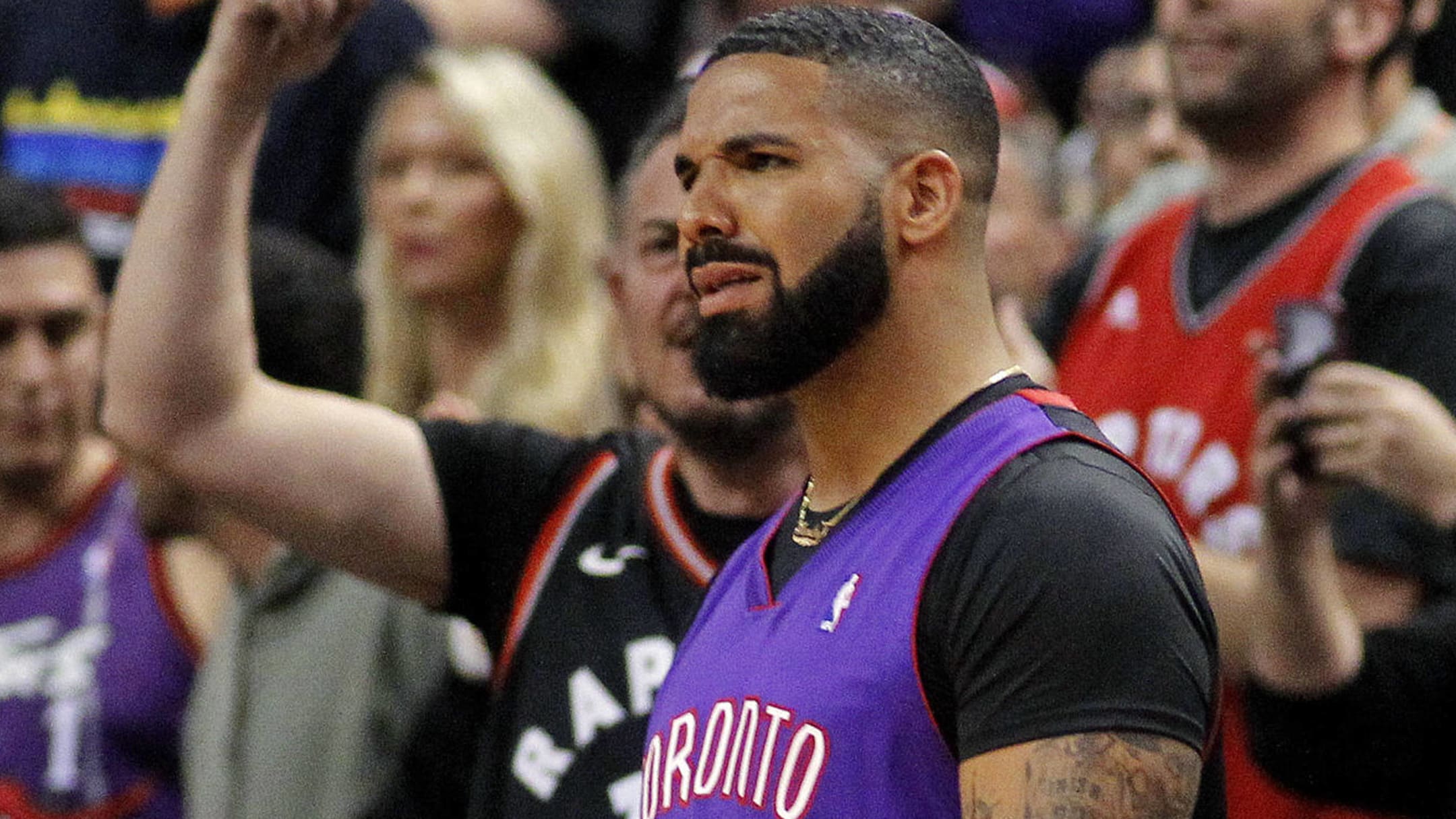 Drake shows up to Game 1 wearing throwback Dell Curry Raptors