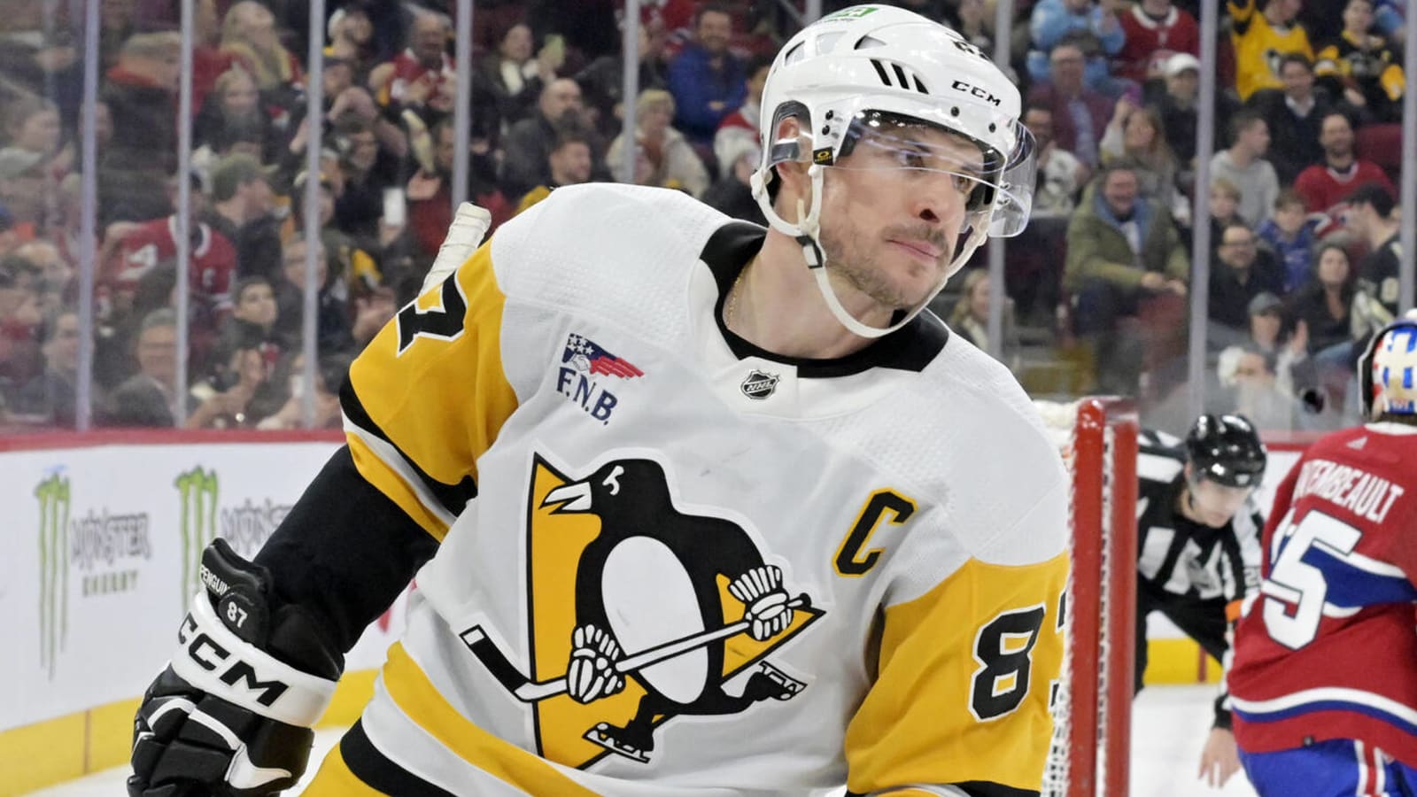 Penguins' Sidney Crosby ties one legend, passes another