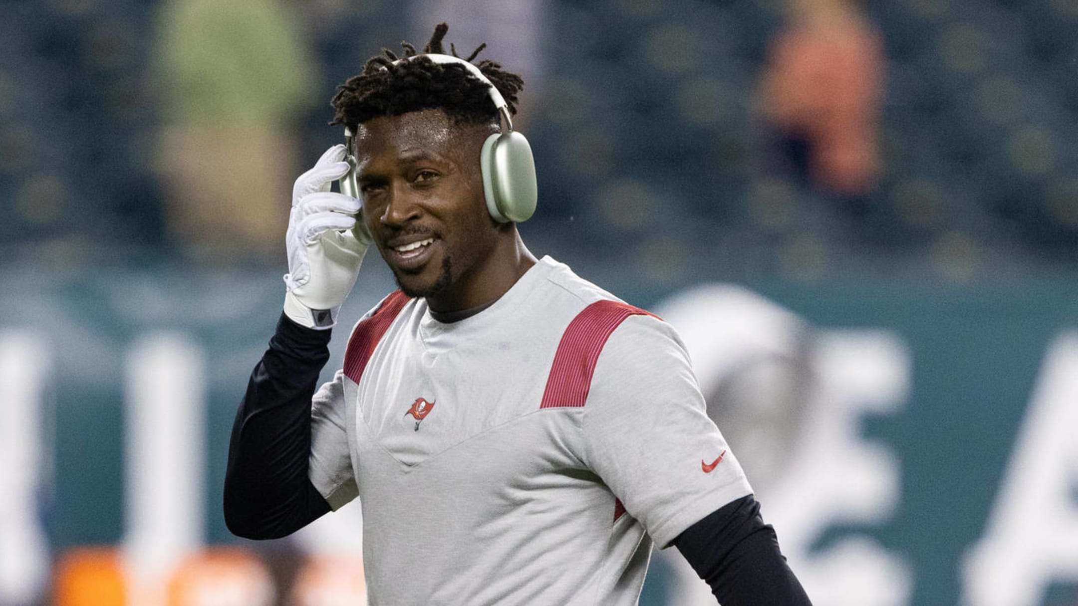 Tampa Bay Buccaneers star Antonio Brown obtained fake COVID-19 card, former  live-in chef alleges 