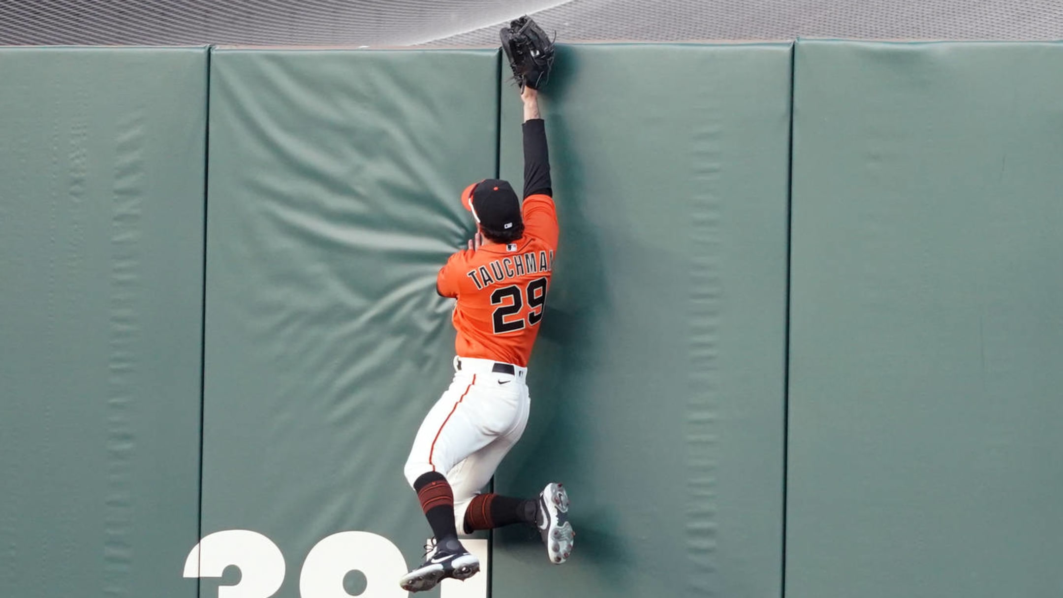 Giants' Mike Tauchman robs Dodgers' Albert Pujols of walk-off home run