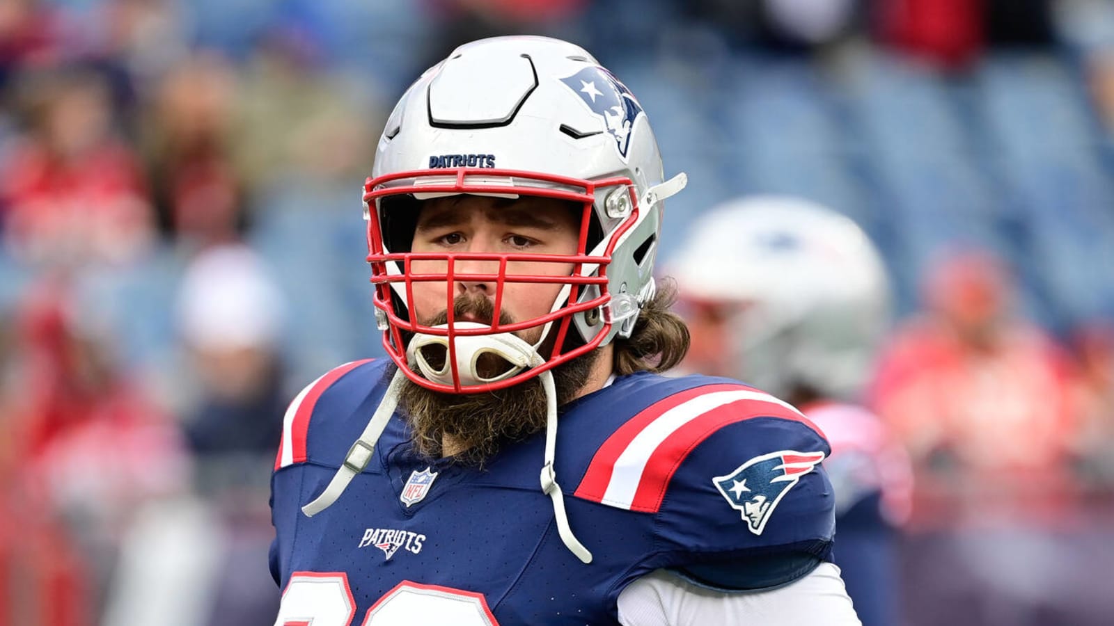Patriots sign veteran center to two-year extension