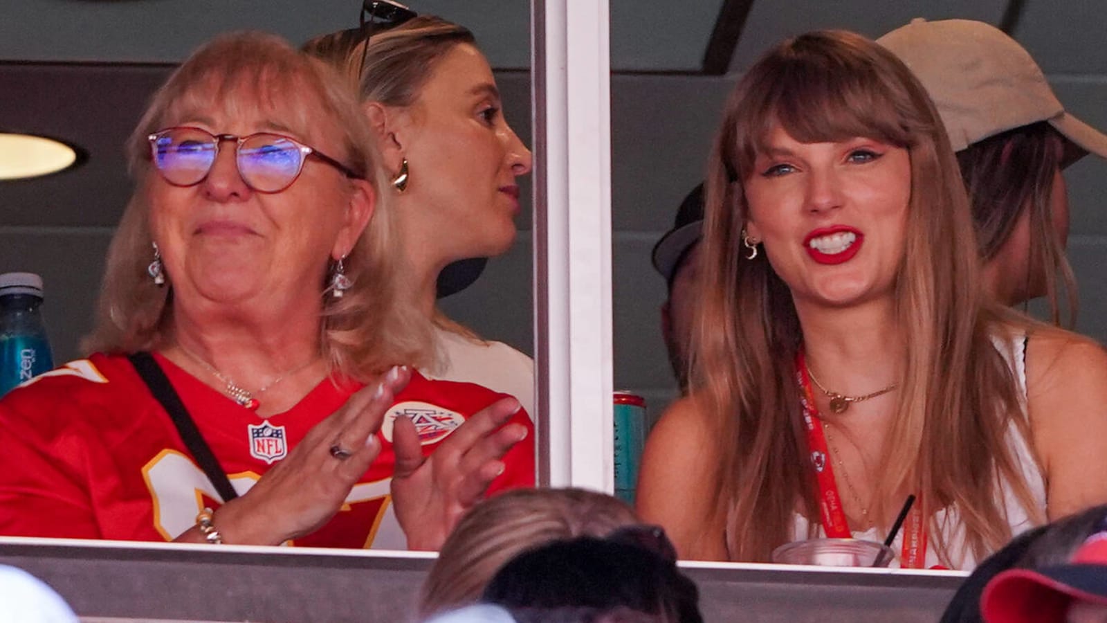 Travis Kelce's mom deftly avoids Taylor Swift questions