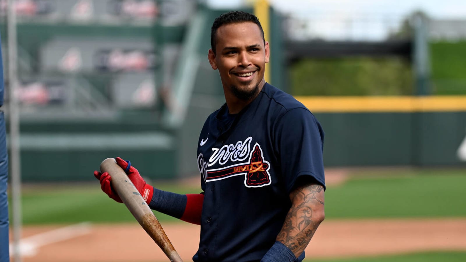 Braves extend shortstop with new three-year deal