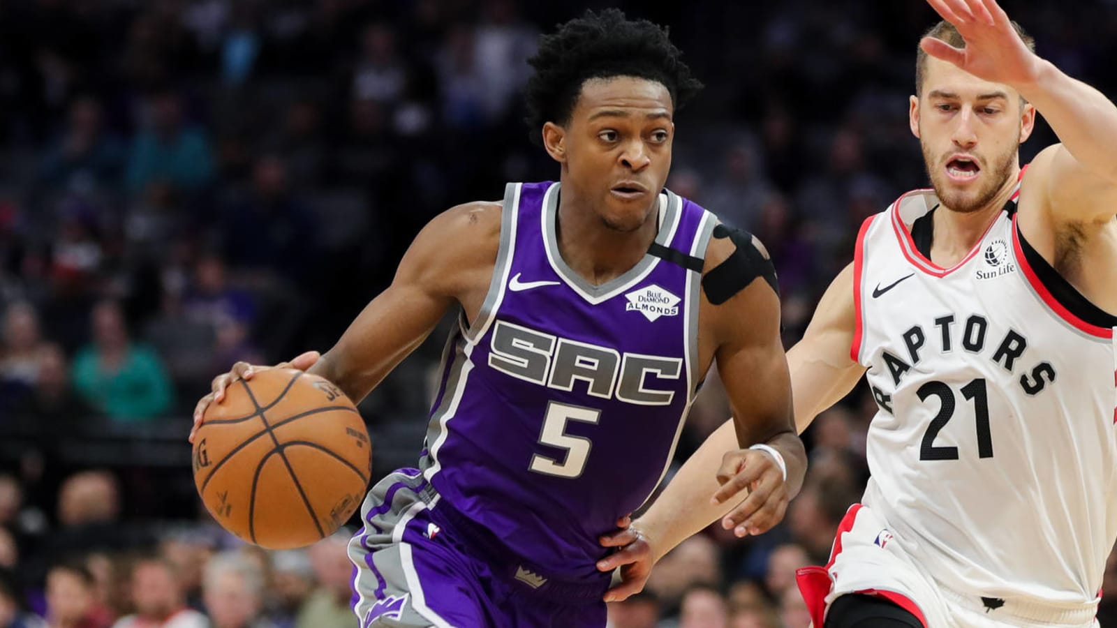 Kings' De'Aaron Fox suffers sprained ankle 