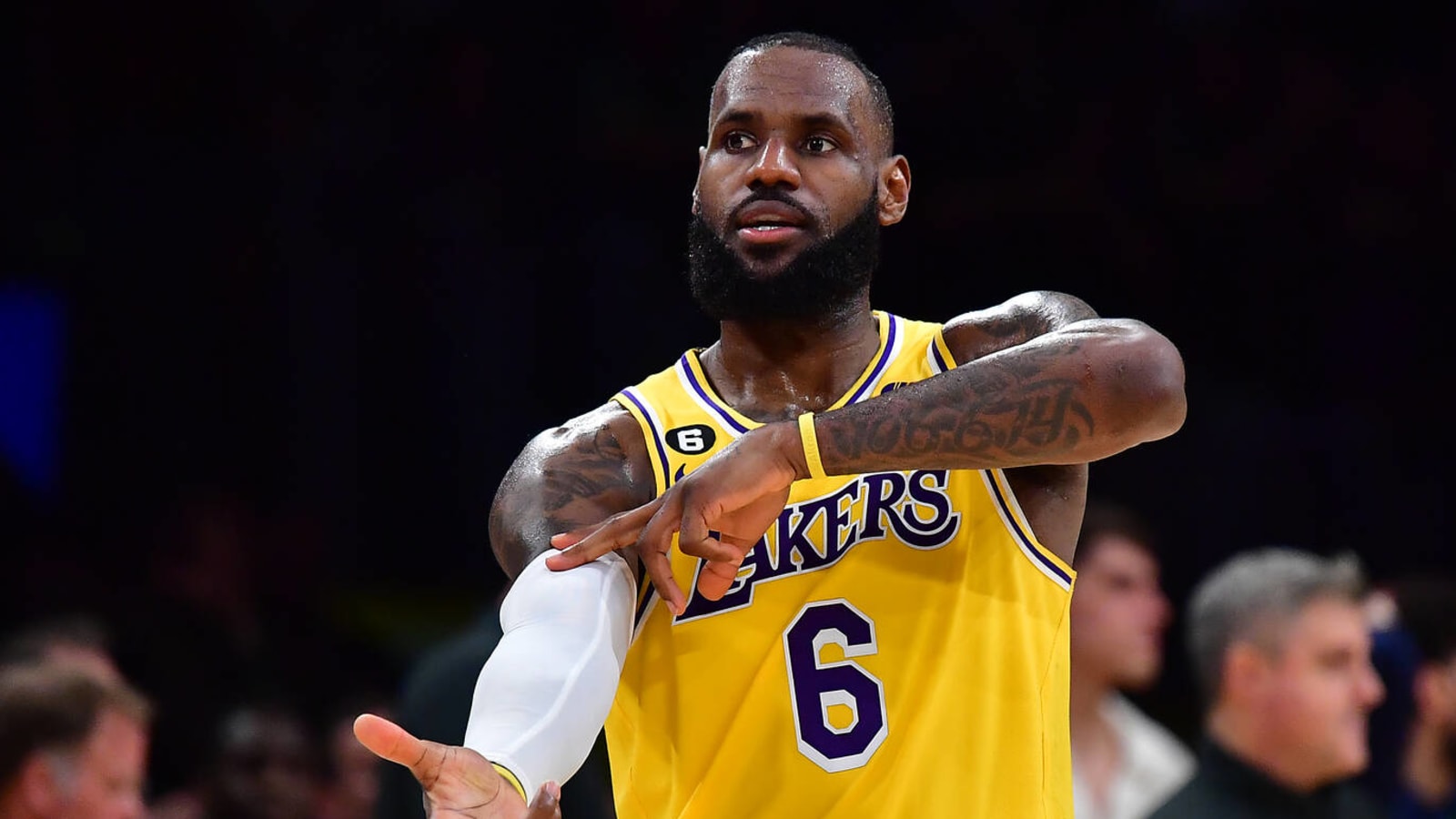 Lakers slip past Wolves in OT, grab No. 7 seed