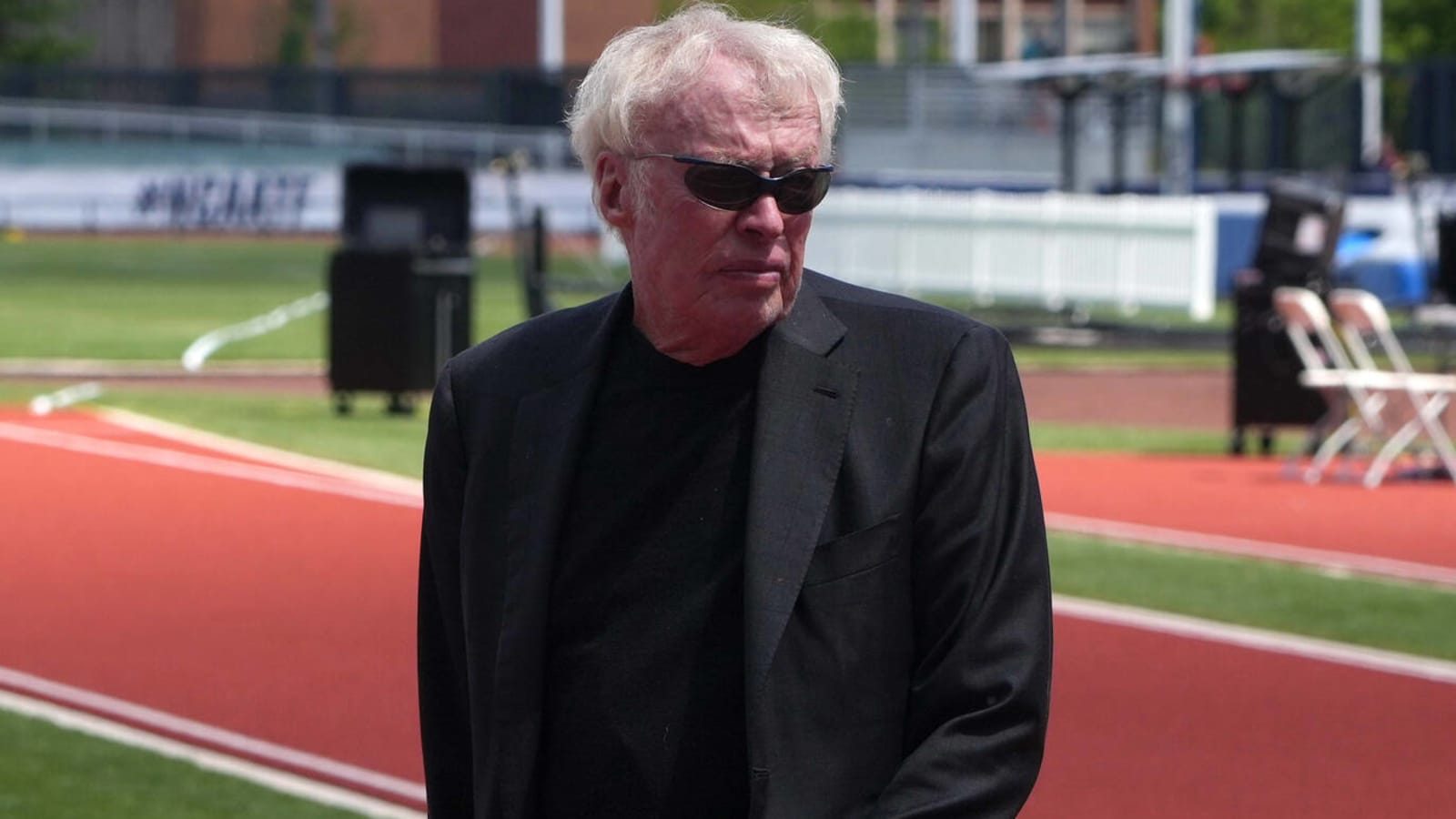 Report: Phil Knight in talks to purchase Trail Blazers