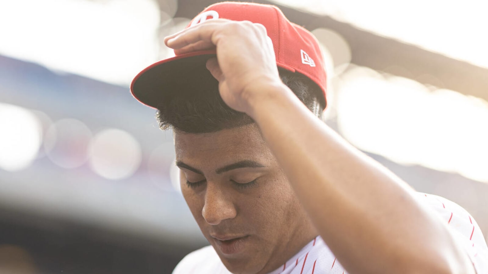 Phillies ace exits with left hand contusion