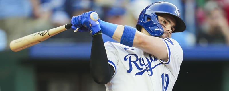 Royals 2B has unfortunate bird mishap during batting practice