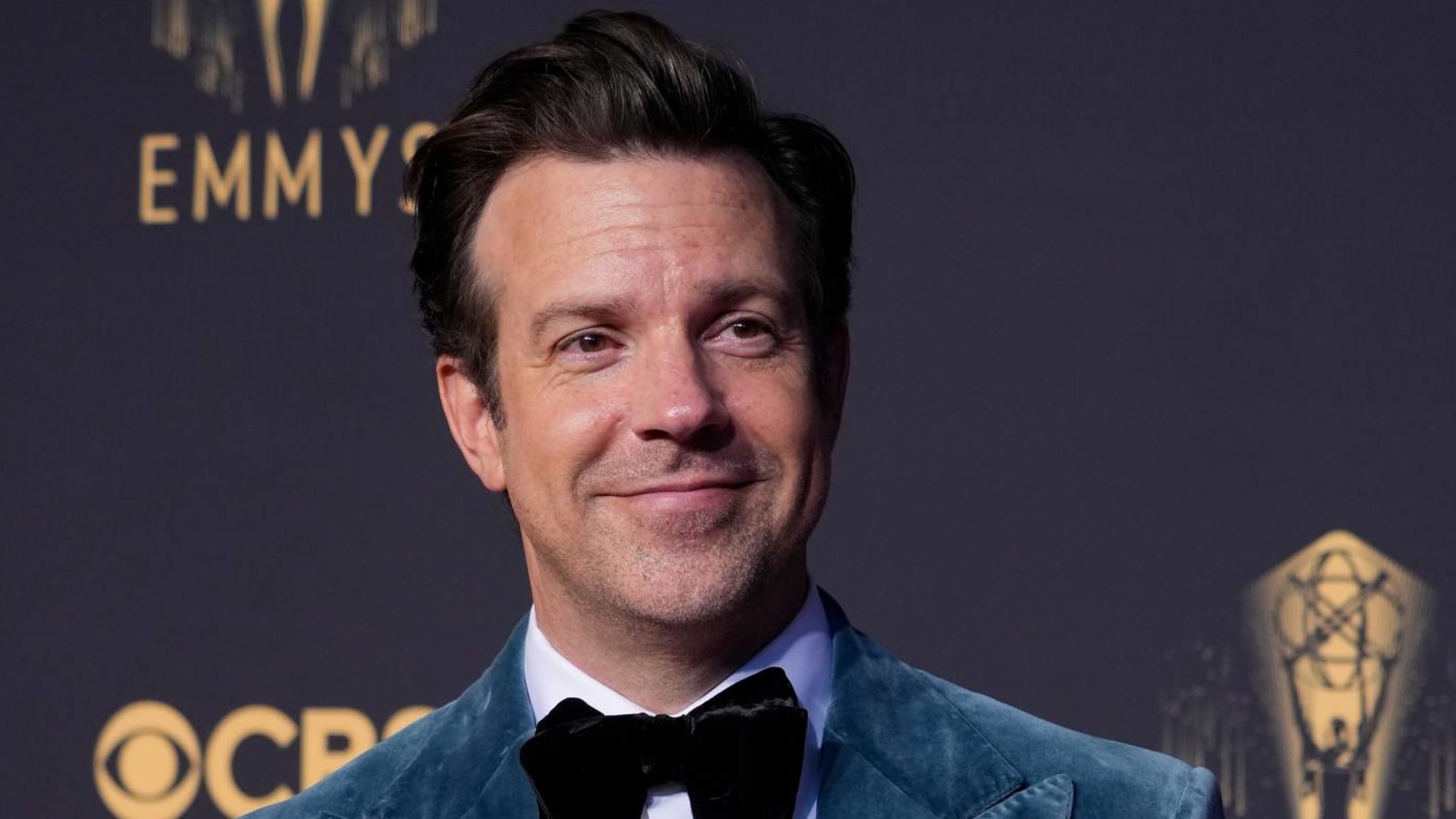 Jason Sudeikis stars as synchronized swimming coach in Foo Fighters’ 'Love Dies Young' video
