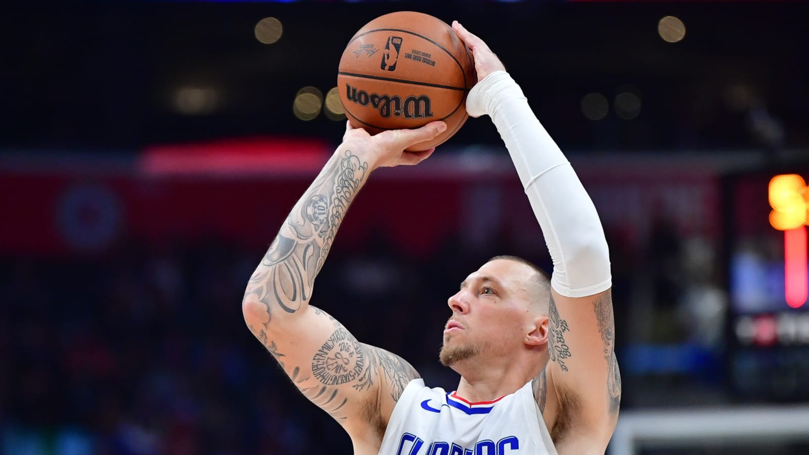 Former Clippers center signs with this Western rival