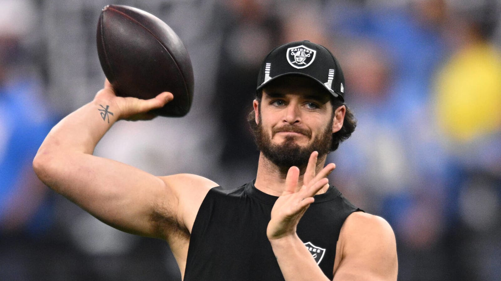 Derek Carr, Raiders agree to three-year, $121.5M extension