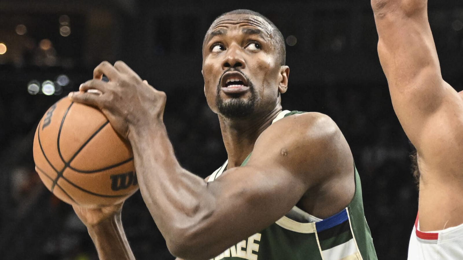 Bucks re-sign big man Serge Ibaka