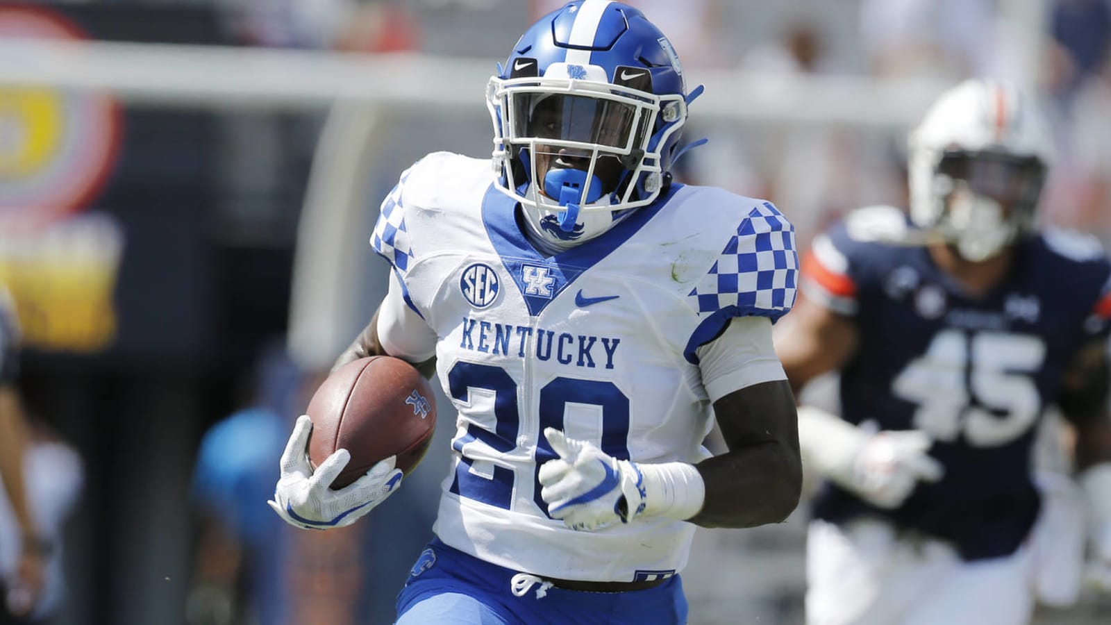 Kentucky RB Kavosiey Smoke out with broken rib