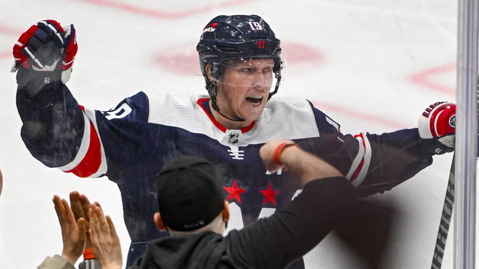 Fans throw apples to honor Backstrom's 1,000th point