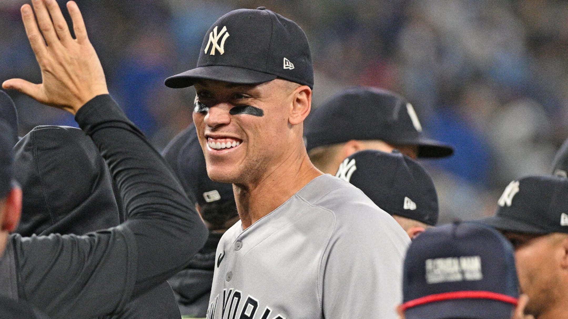 Aaron Judge slams 61st home run of 2022, tying the single-season