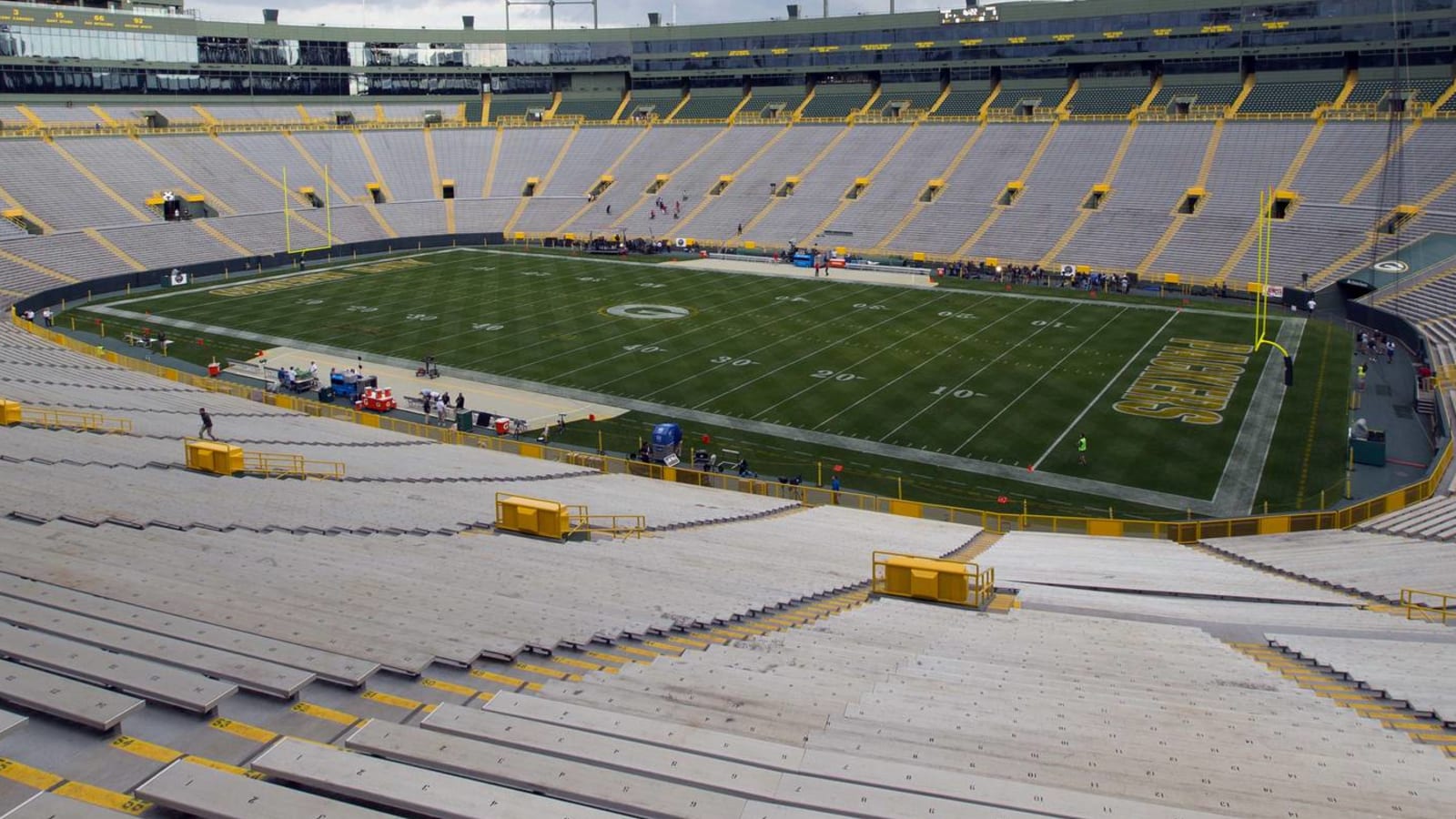 Packers won't permit fans at Lambeau Field for first two home games 