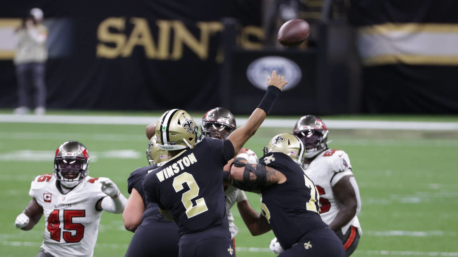 Jameis Winston burns Bucs on trick play for TD pass