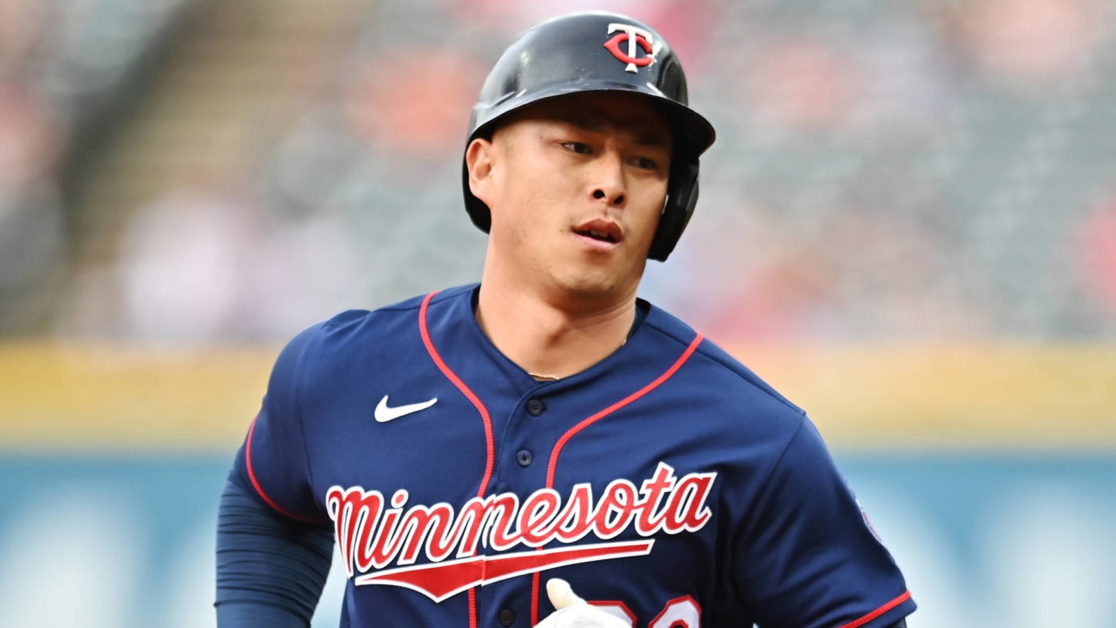 Twins emergency center fielder Rob Refsnyder smashed into outfield wall while tracking home run