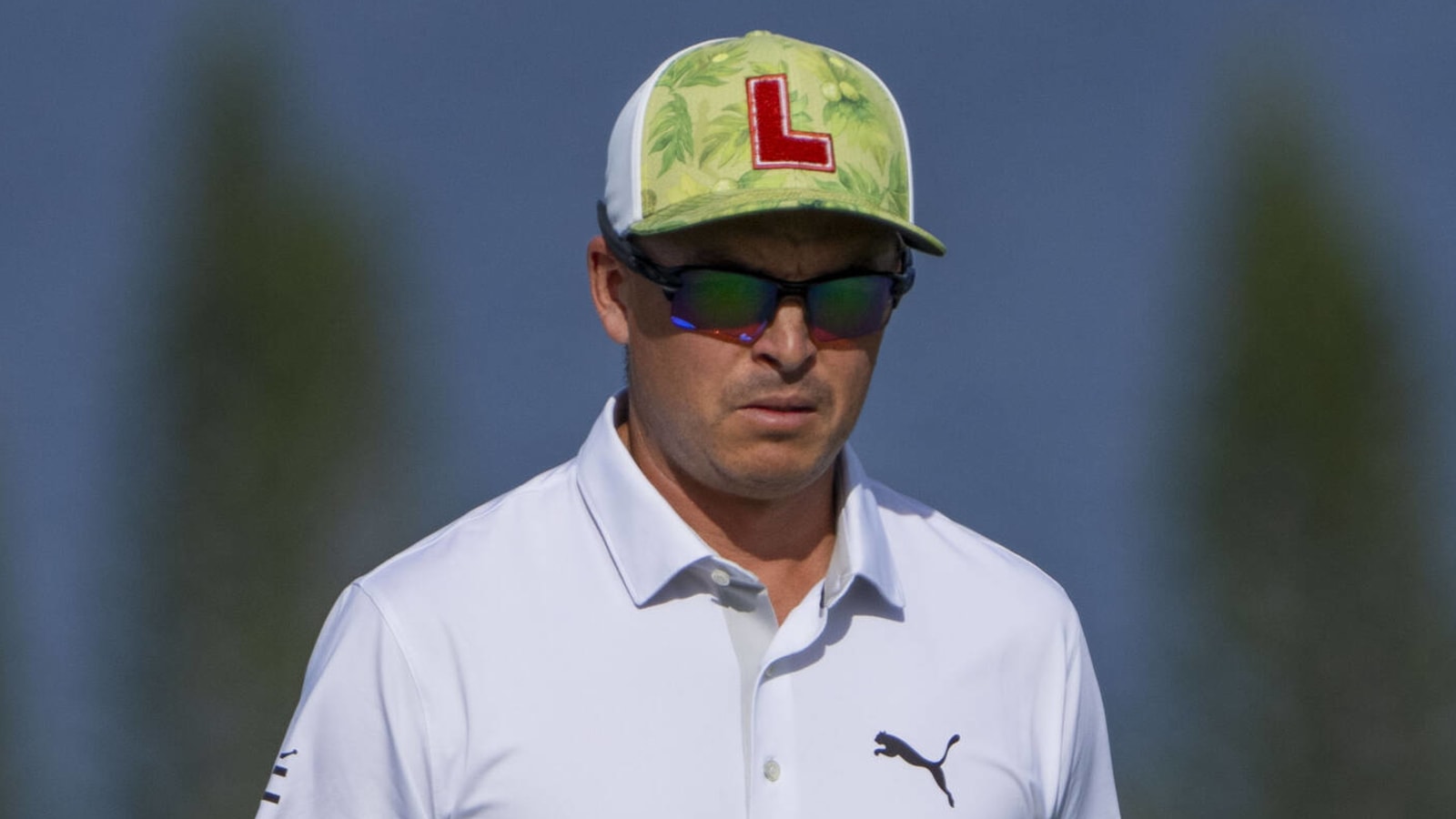 Rickie Fowler Stirs Up The Sentry with Sponsor-Free Apparel, Meaningful &#39;L&#39; Cap