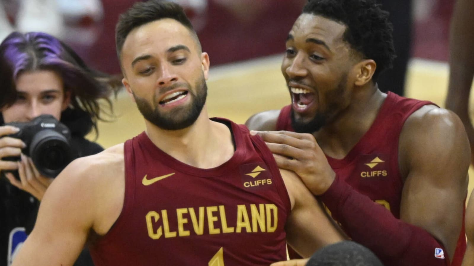 Watch: Cavs star downs Mavs with insane half-court buzzer-beater