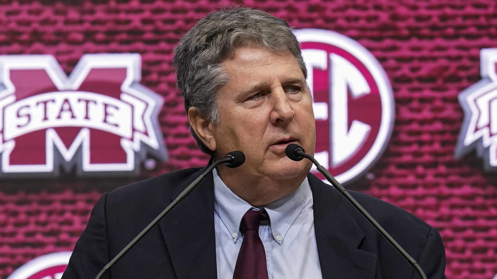 Mike Leach dies at 61 after heart issues