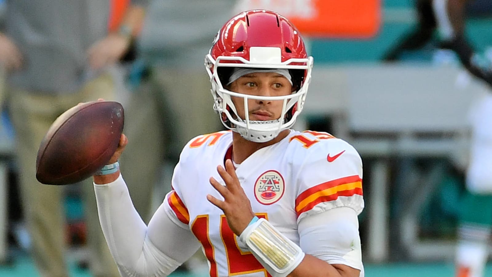 Patrick Mahomes throws third INT with Xavien Howard one-handed grab