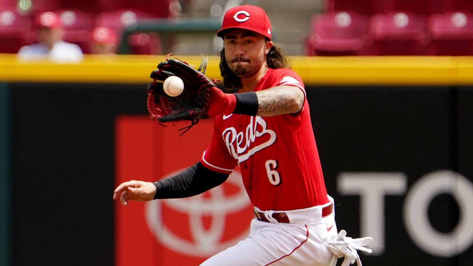 Reds 2B Jonathan India airlifted from Field of Dreams game