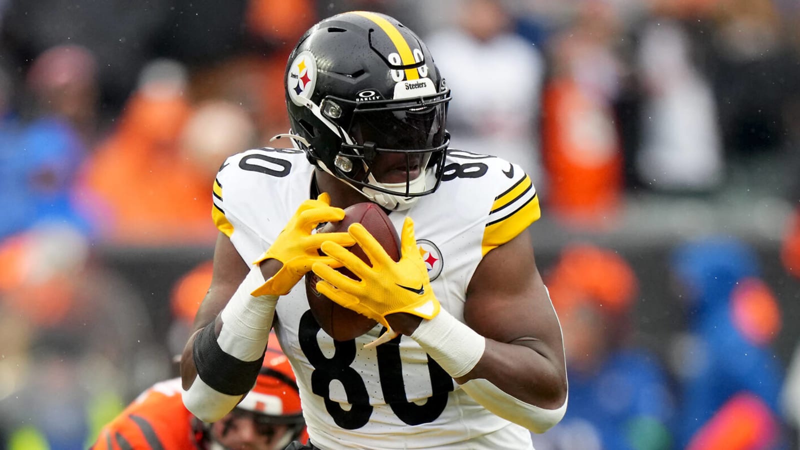 Photo shows just how massive Steelers TE Darnell Washington is