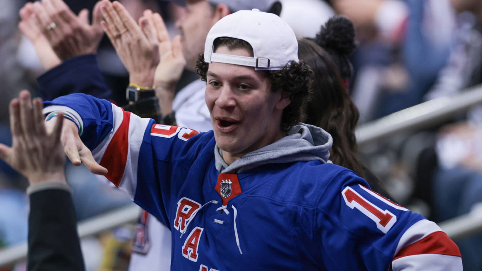 Watch Rangers fans take over Devils arena, troll fans with chant Yardbarker