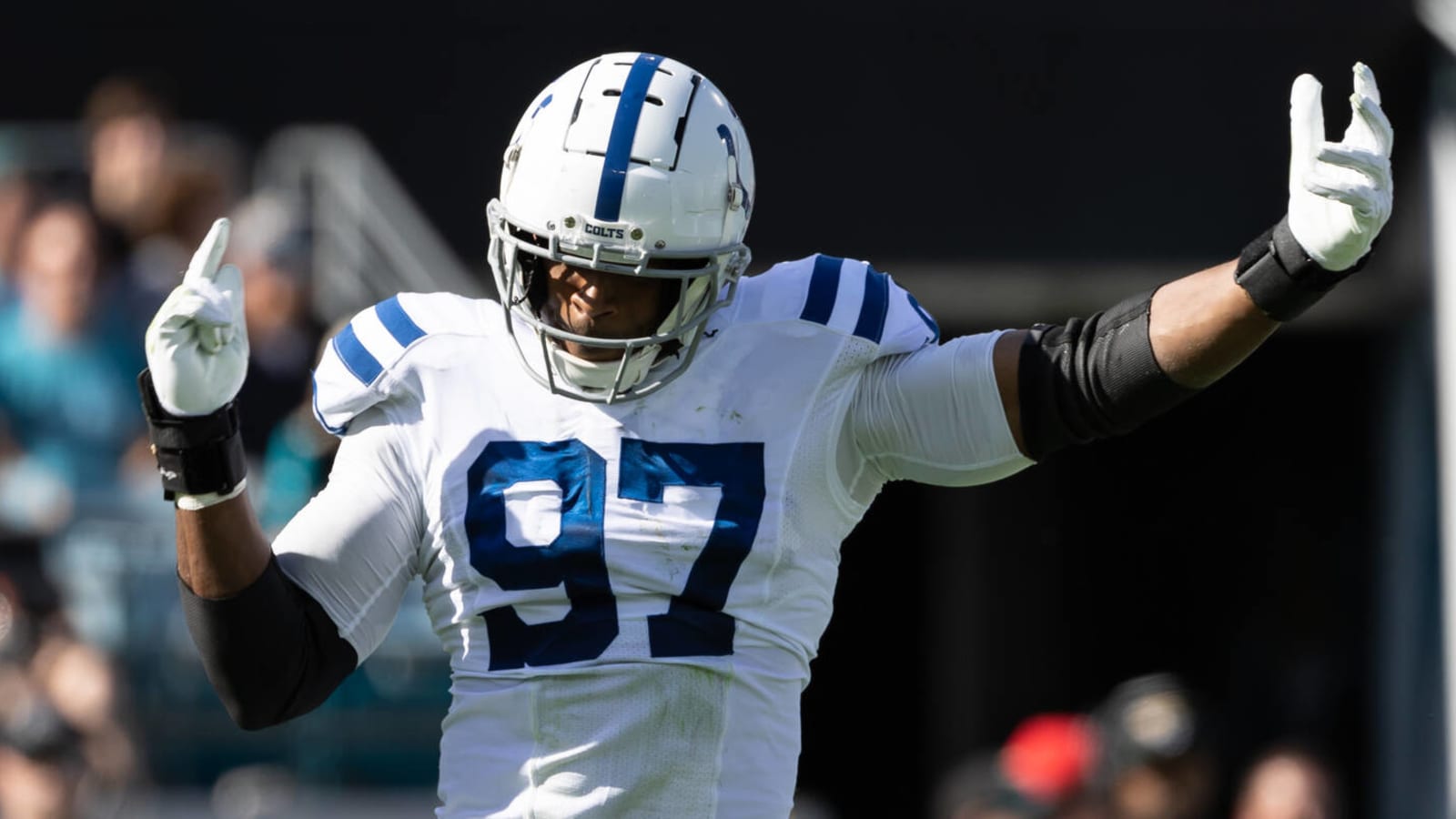 Bears sign DE Al-Quadin Muhammad to two-year, $10M deal