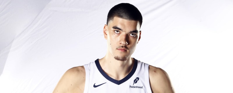 Grizzlies teammates recreate Manute Bol-Muggsy Bogues photo